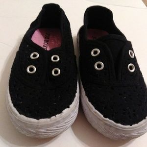 Little girls Joe Boxer string-less shoes